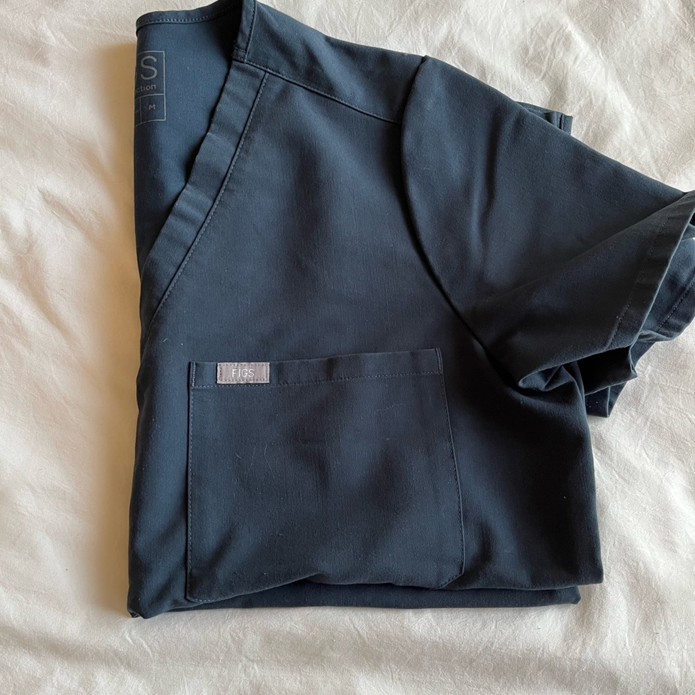 Figs catarina scrub top dark harbour M